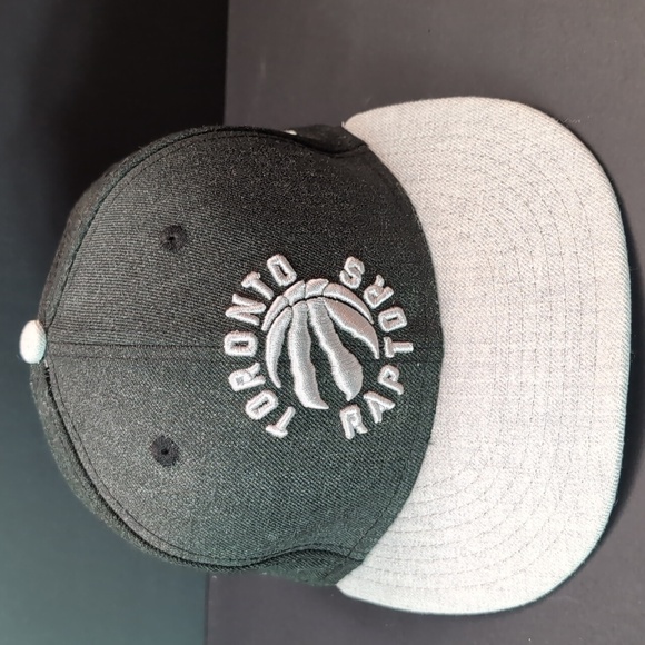 Toronto Raptors New ERA NBA Men's Gray/Black 59Fifty Fitted Ball Cap,Size 7 1/8 - Picture 2 of 7